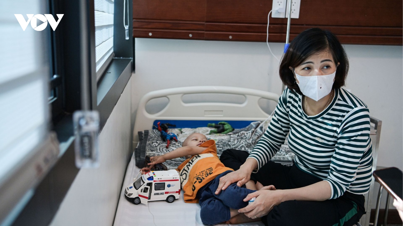 Bên trong khu điều trị cúm khi số ca tăng nhanh, bố mẹ phải nghỉ làm chăm con ốm