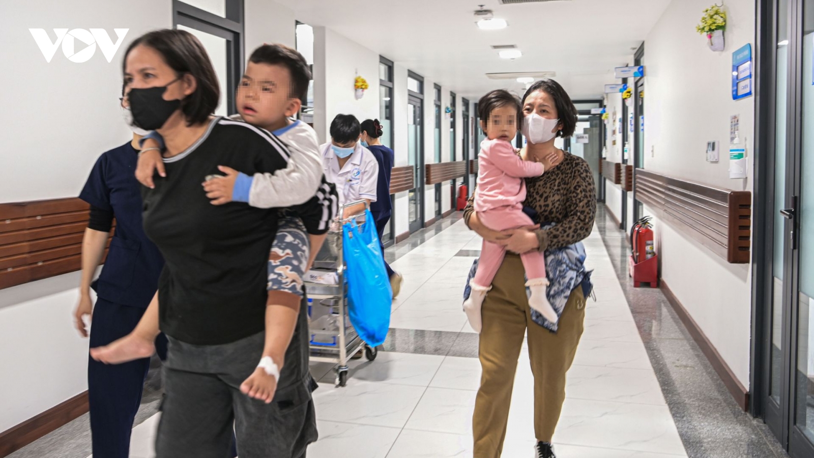 Bệnh nhi "vật lộn" với cúm giữa mùa dịch, bác sĩ nhấn mạnh điều ít ai biết