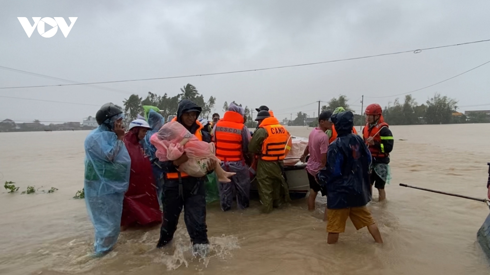 Em bé 20 ngày tuổi được giải cứu khỏi vùng lũ sau hơn 2 ngày ở trên nóc nhà