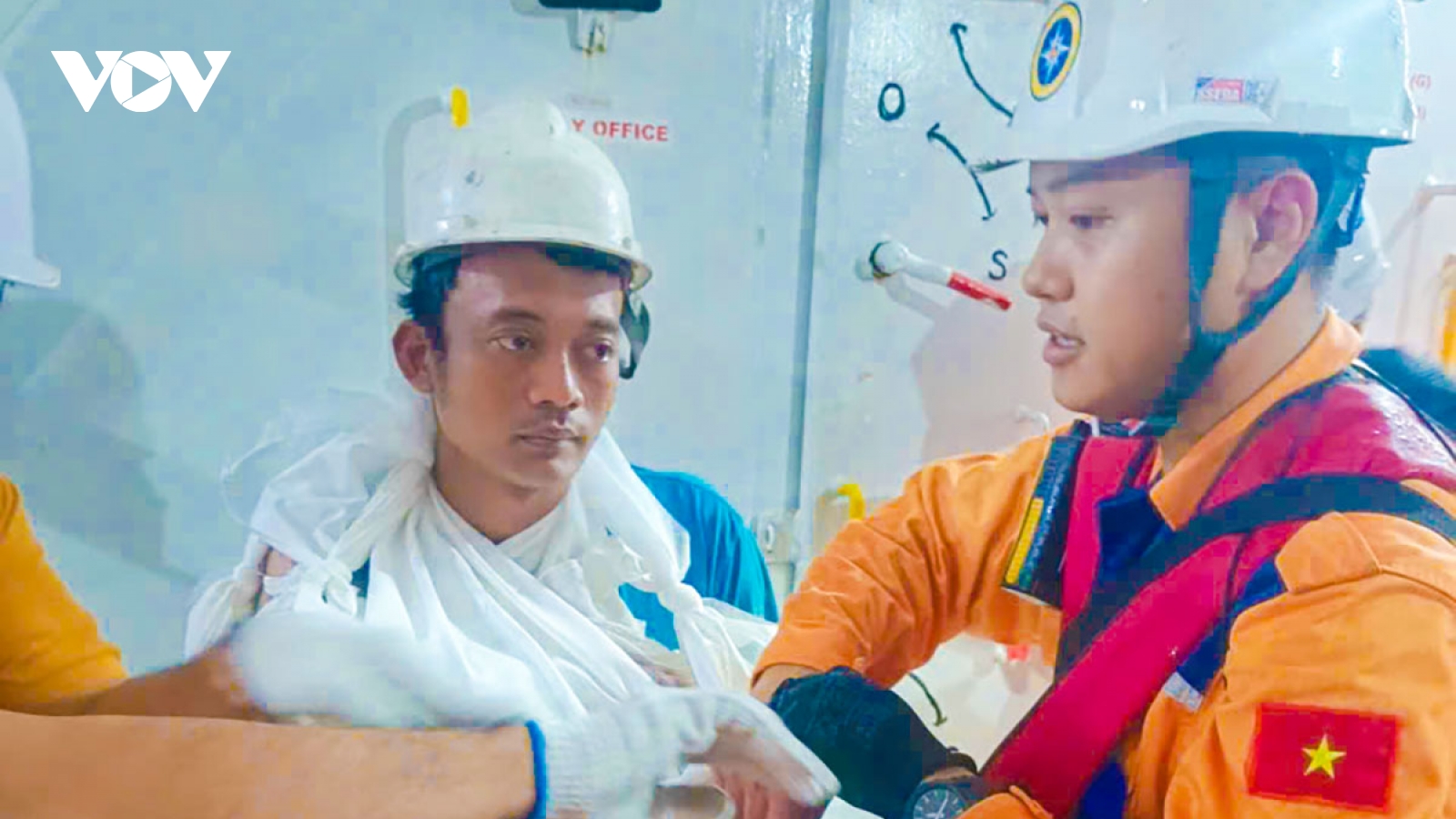 Cứu thuyền viên trên tàu hàng nước ngoài bị tai nạn trên vùng biển Việt Nam