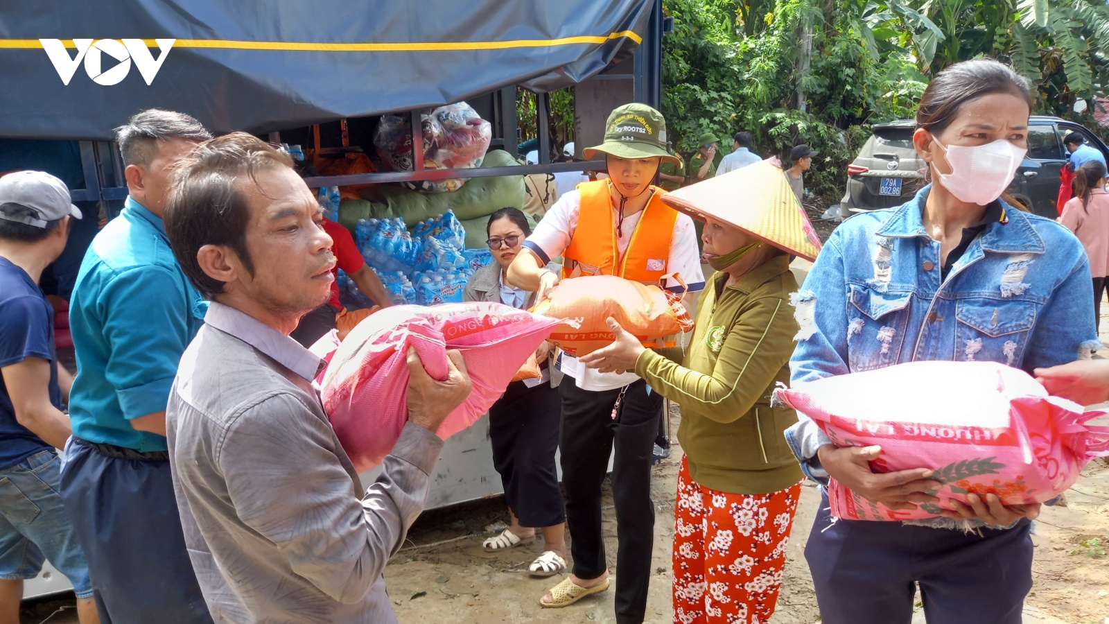 Khẩn trương điều phối hàng hóa, đưa gạo đến với người dân vùng lũ