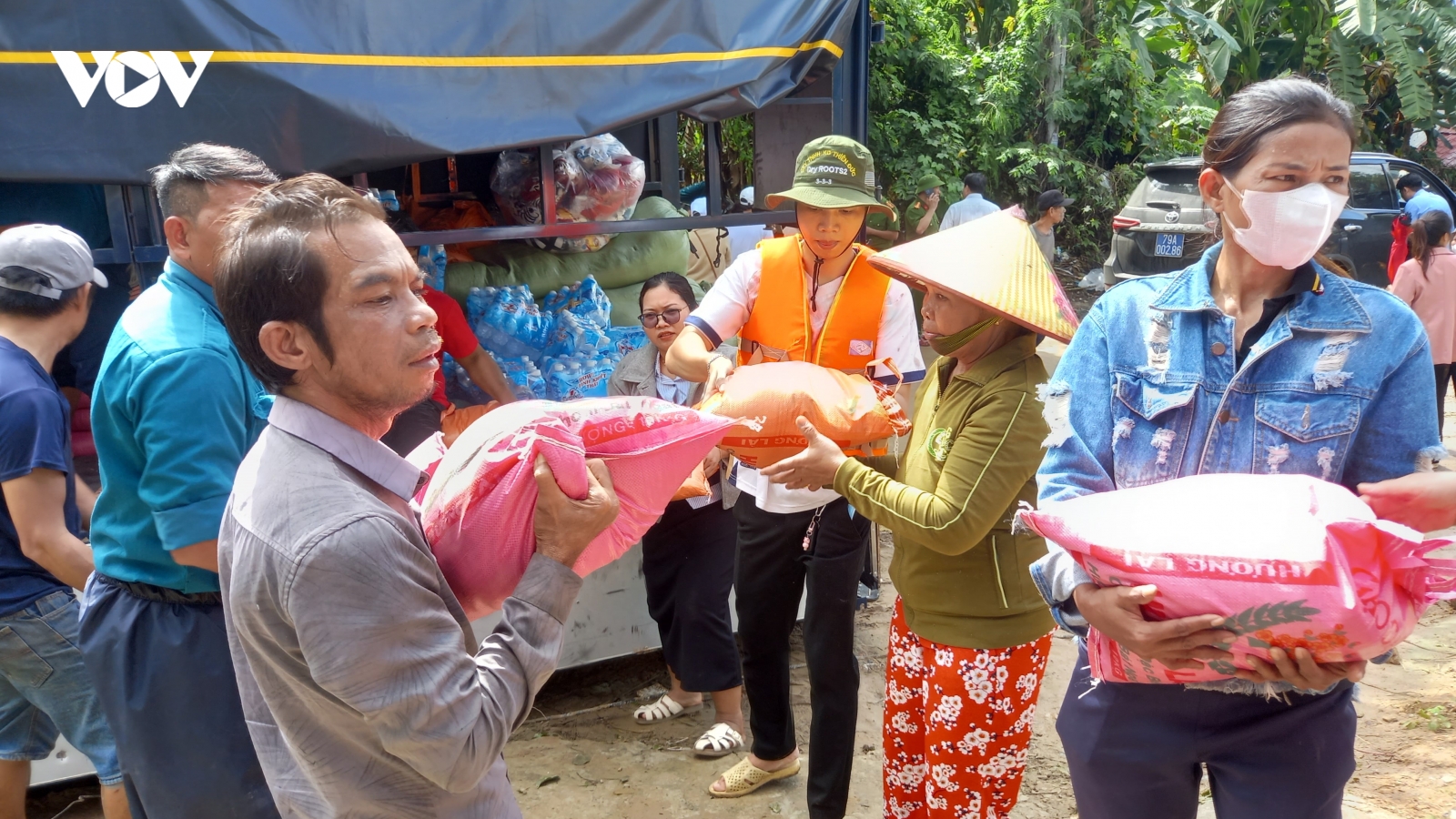 Khẩn trương điều phối hàng hóa, đưa gạo đến với người dân vùng lũ