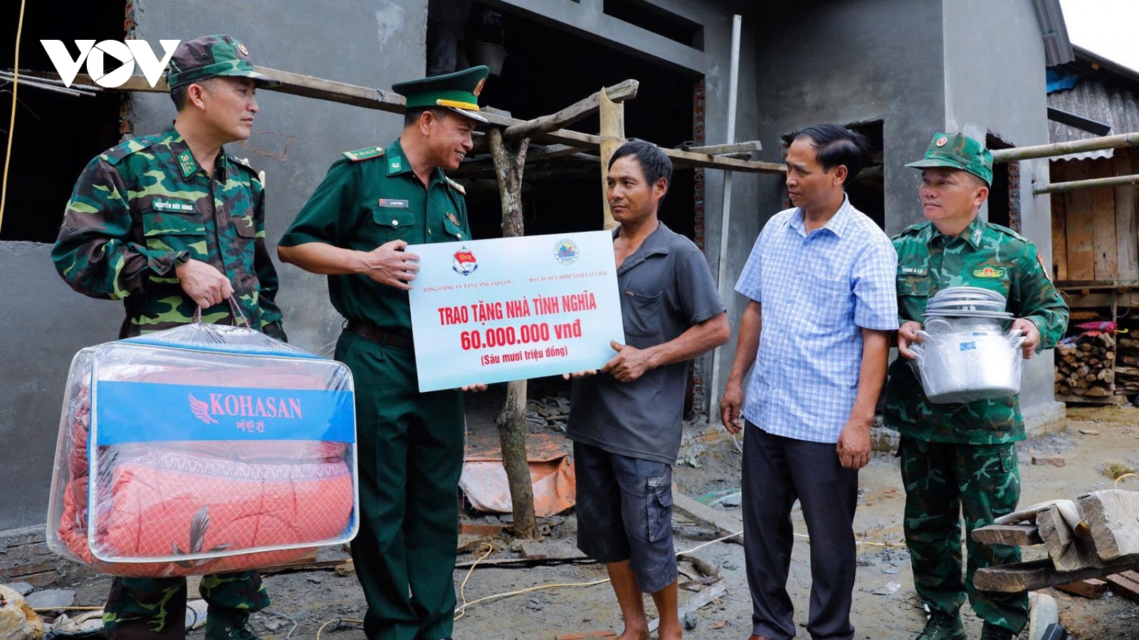 Những ngôi nhà ấm tình quân - dân nơi biên giới