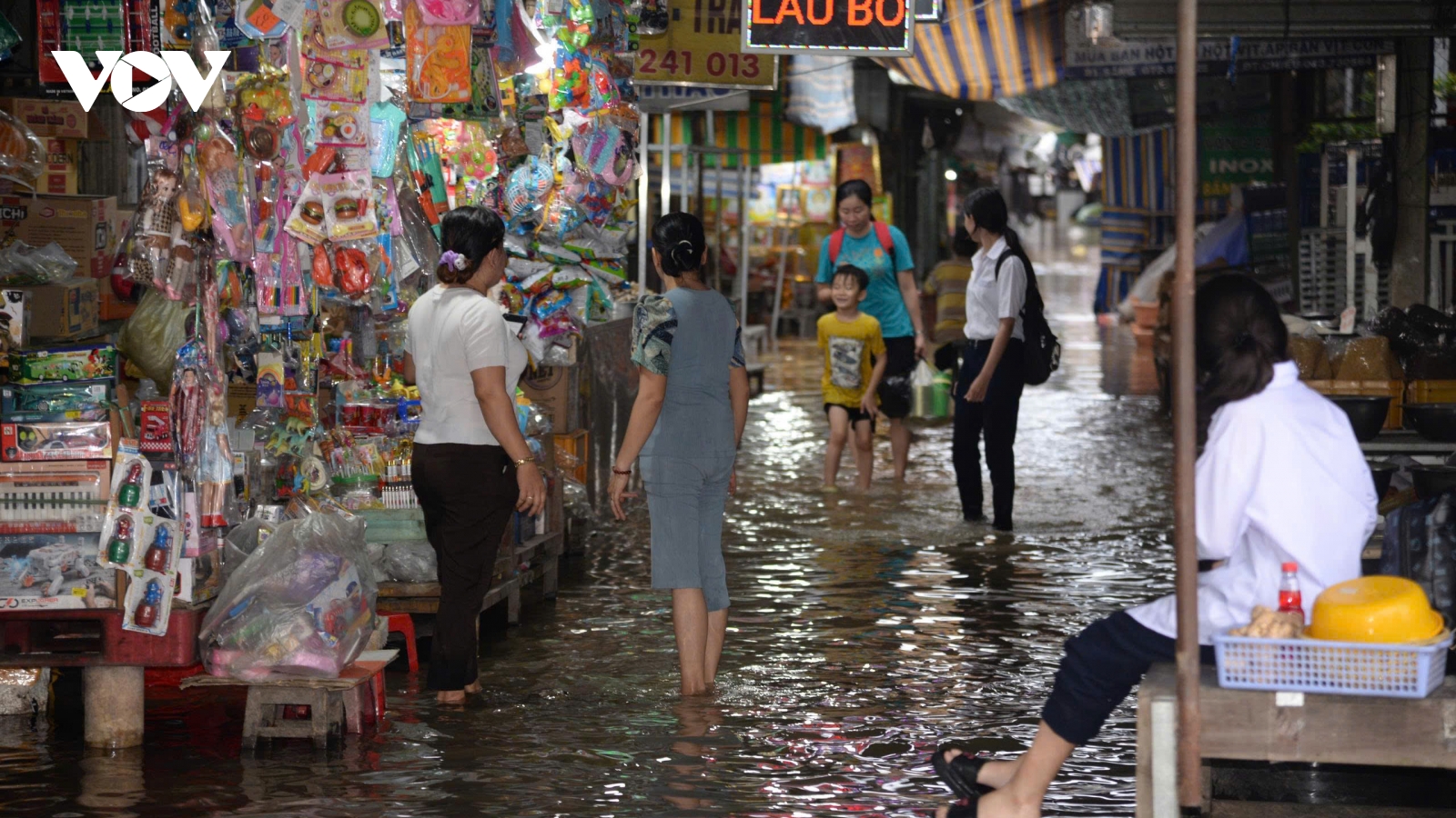 Triều cường tiếp tục dâng mức cao gây ngập nhiều địa bàn của Đồng Tháp