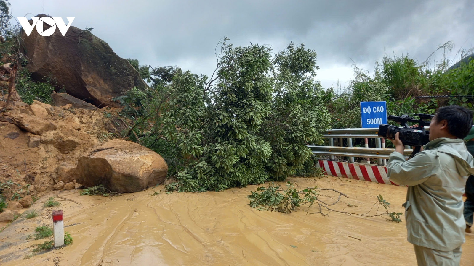 Khánh Hòa: Mưa lớn gây ngập sâu nhiều nơi, sạt lở nghiêm trọng trên đèo