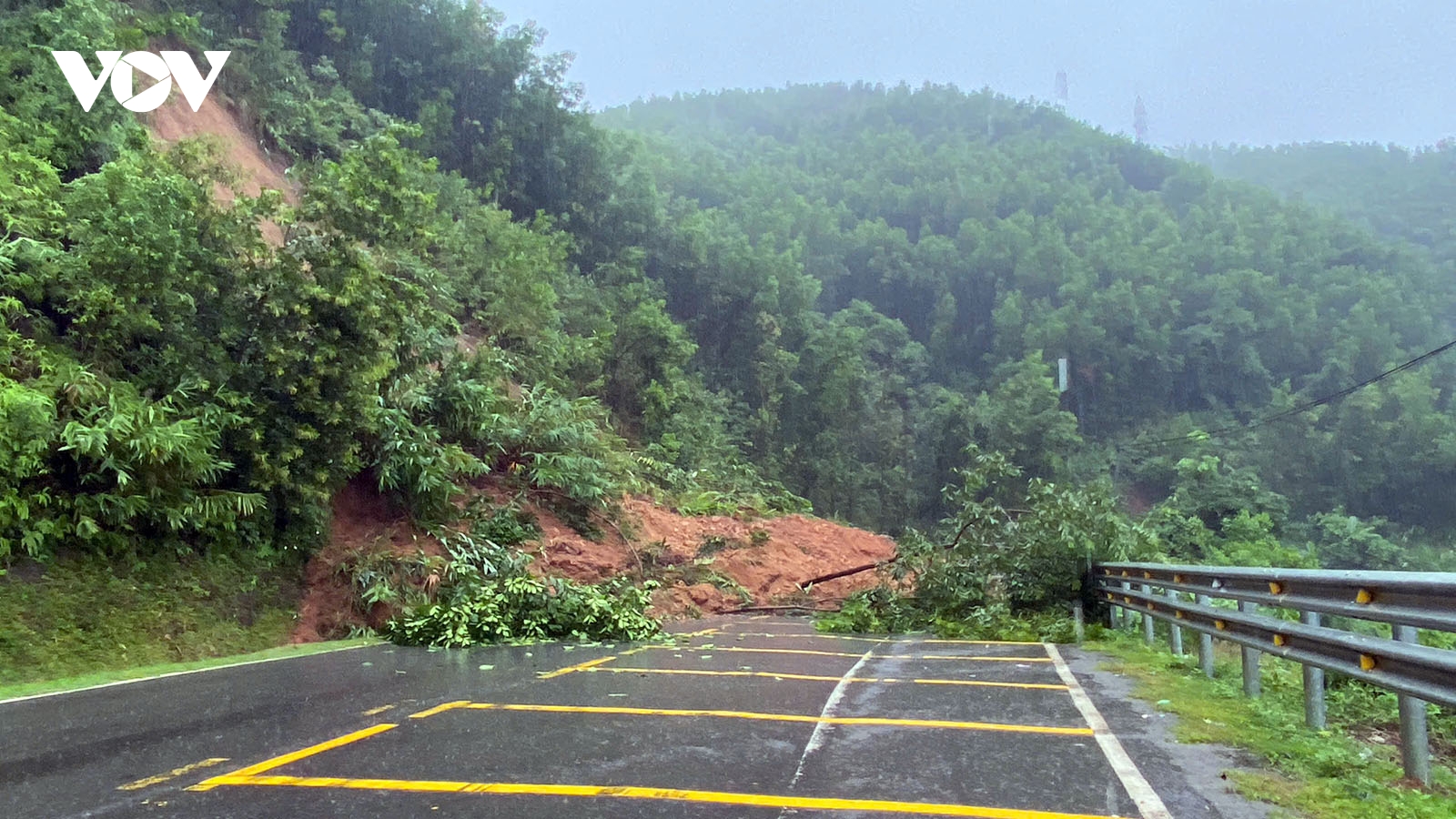 Sạt lở ở đèo Phượng Hoàng gây tắc Quốc lộ 26