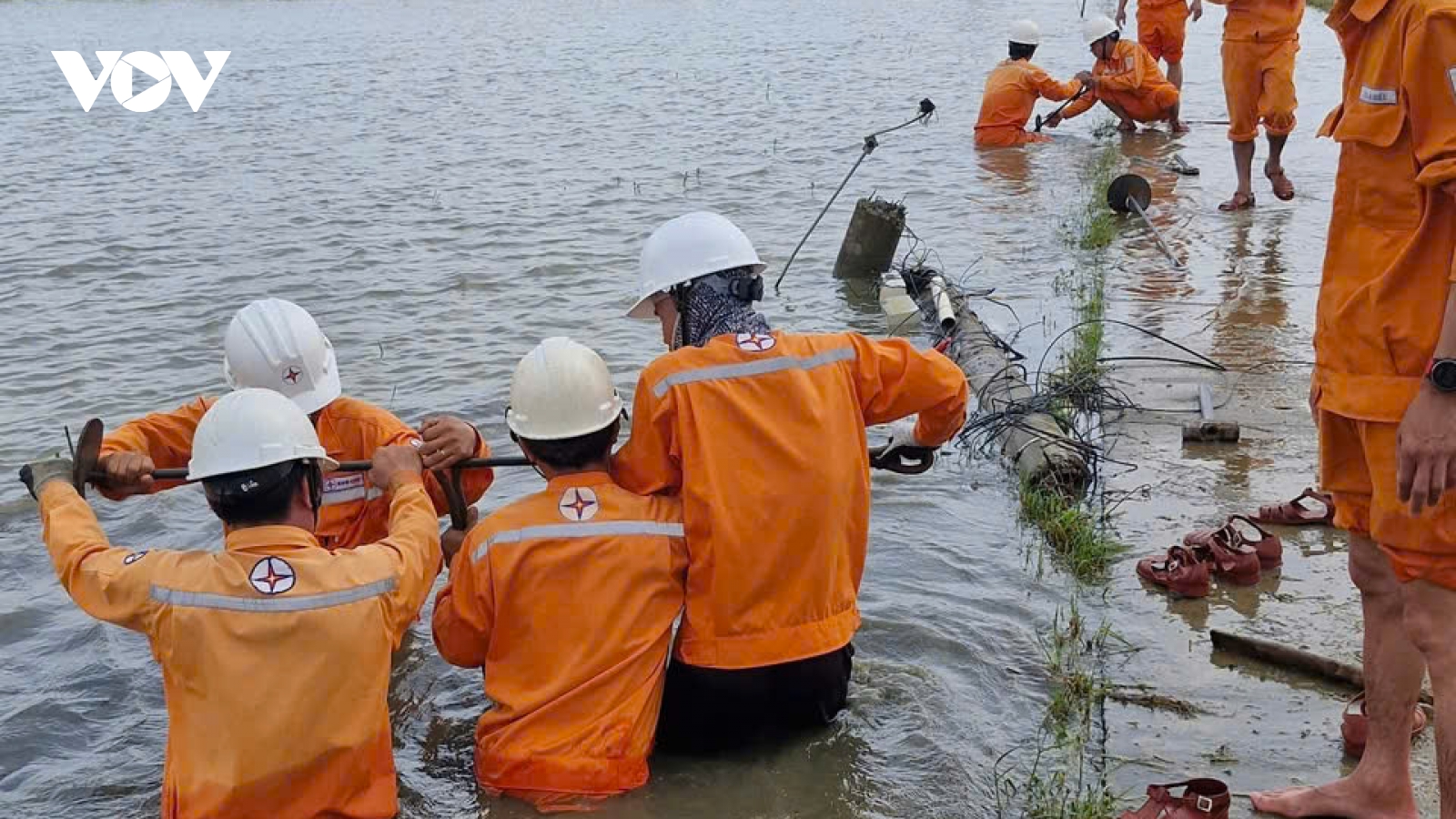 Khắc phục hậu quả mưa lũ miền Trung: Cấp điện trở lại cho 99,8% khách hàng