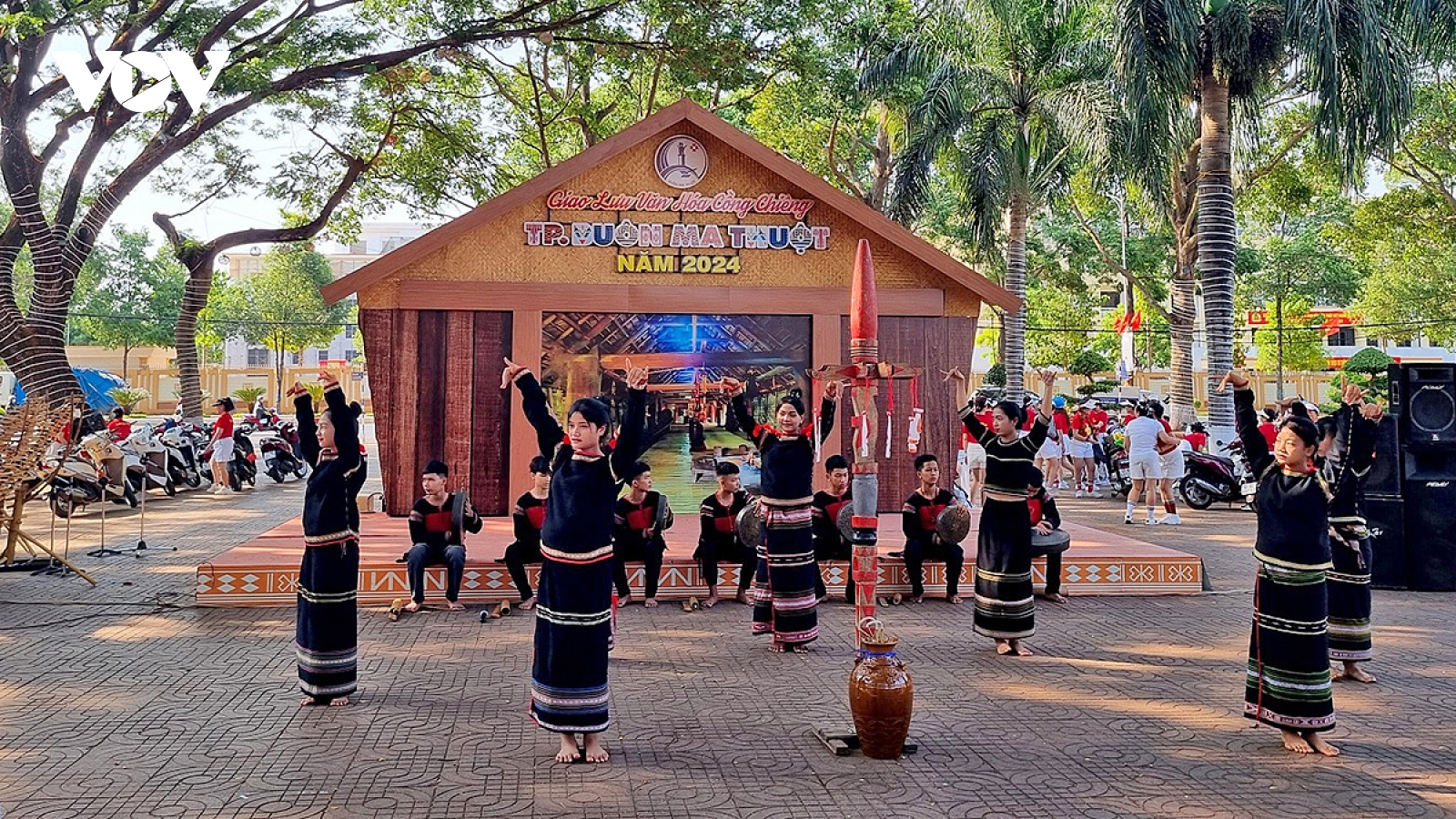 Độc đáo điệu múa chim đại bàng mời gọi thần linh của người Ê Đê