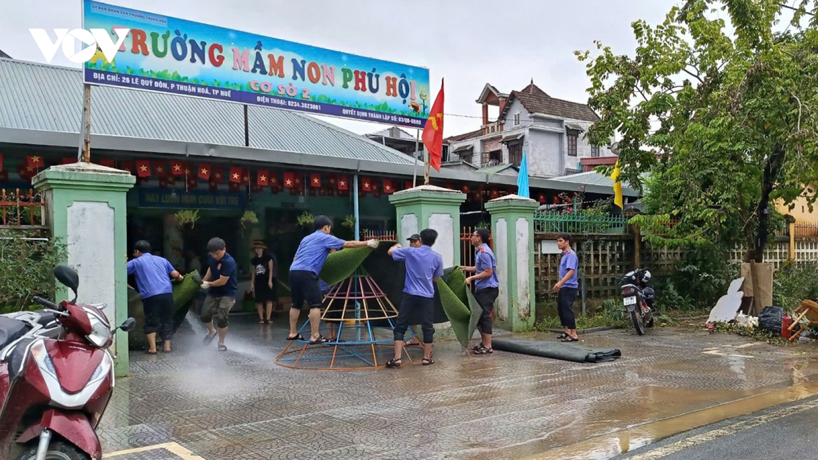 Hàng ngàn người dọn dẹp vệ sinh môi trường sau lũ lớn ở Huế