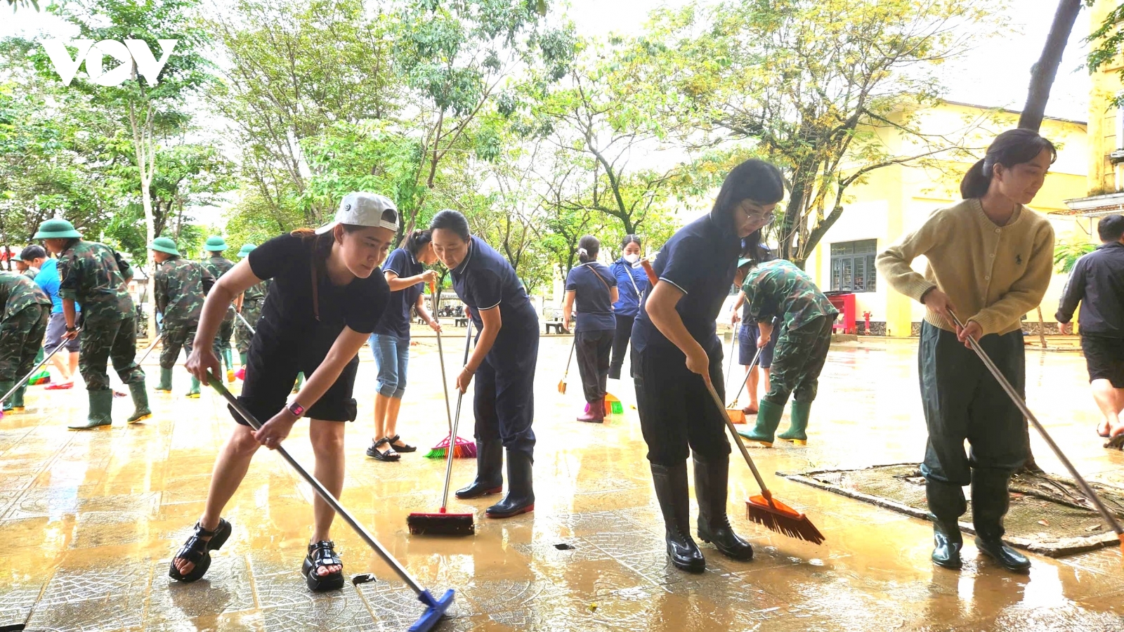 TP Huế khắc phục trường lớp sau lũ, đón học sinh trở lại