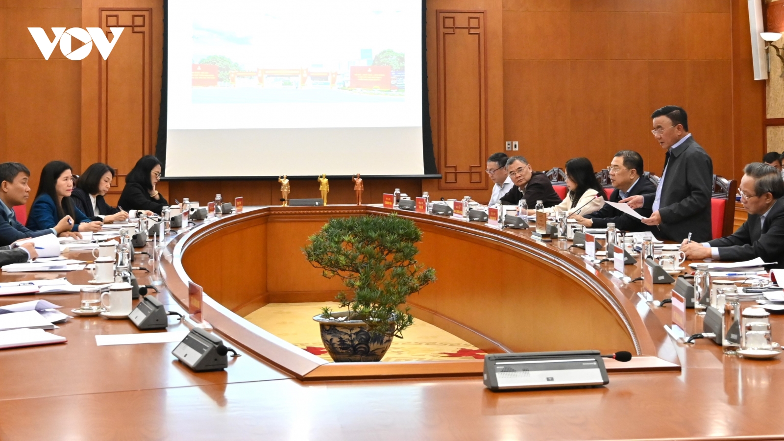 Ông Trần Cẩm Tú chủ trì họp Thường trực Tiểu ban tổ chức phục vụ Đại hội XIV