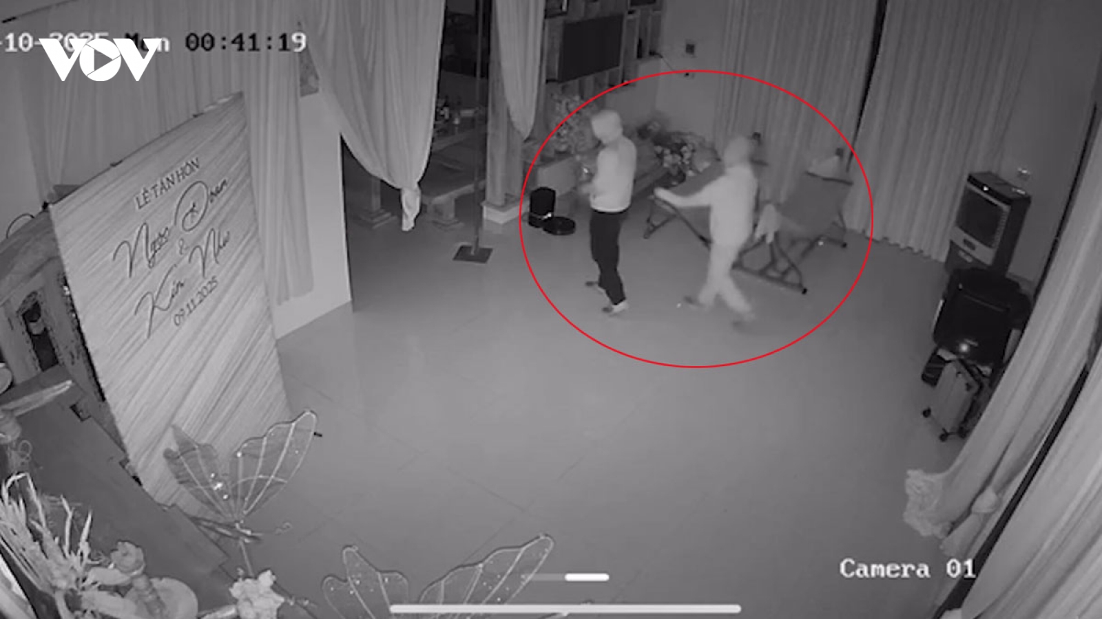 Hai kẻ bịt mặt cầm dao đột nhập nhà dân lấy đi nhiều vàng và tiền