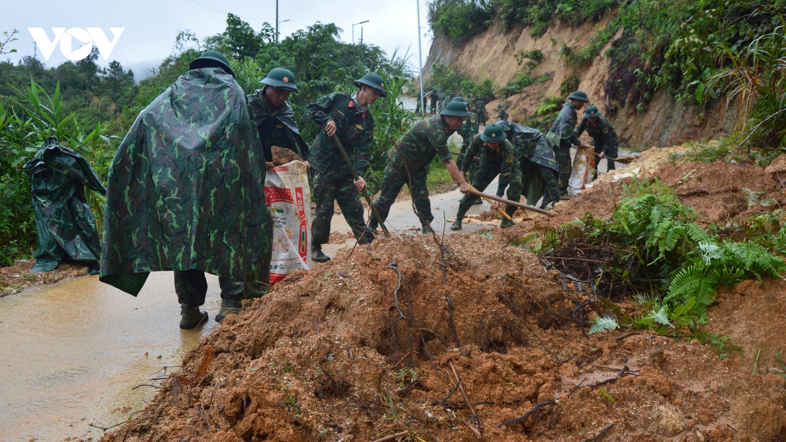 Quảng Ngãi vừa khắc phục hậu quả mưa lũ, vừa chủ động phòng chống bão