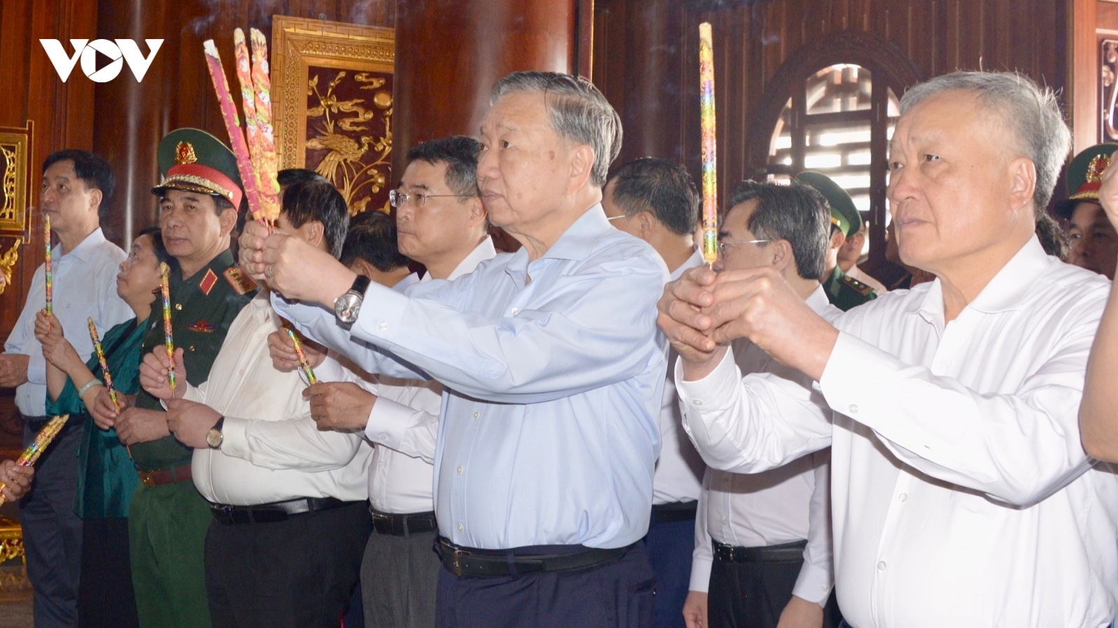 Tổng Bí thư Tô Lâm dâng hoa, dâng hương tại Tượng đài Bác Hồ ở Phú Quốc