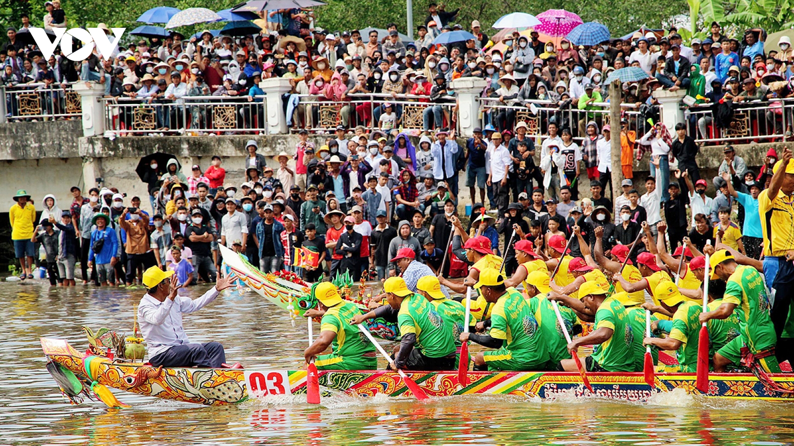Đông đảo người dân cùng hòa nhịp với lễ hội Oóc Om Bóc - đua ghe Ngo