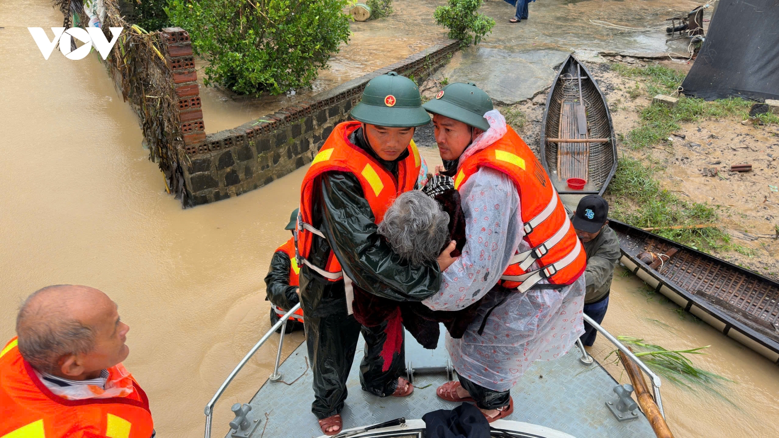 Lữ đoàn 572 vượt lũ cứu dân bị thương, đưa đi bệnh viện kịp thời