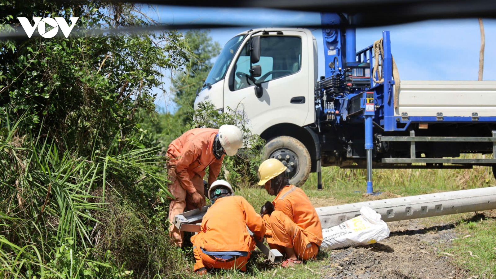 Khắc phục hậu quả bão số 13: 1300 nhân lực hỗ trợ các tỉnh khôi phục lưới điện