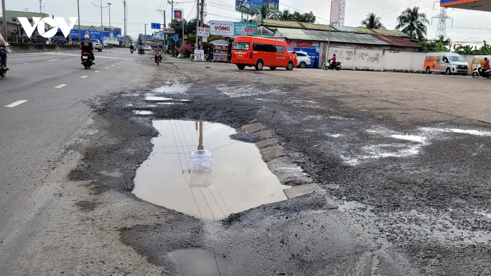 Đường dẫn lên cao tốc Trung Lương-TP.HCM (Đồng Tháp) lại hư hỏng, ngập nước