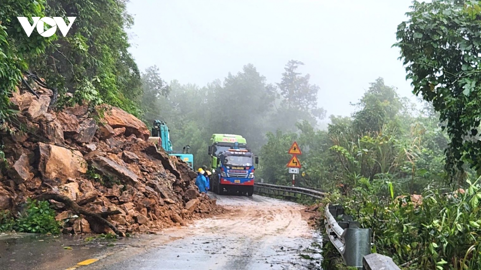 TP.Huế: Sạt lở trên đường Hồ Chí Minh nối thành phố Huế với Quảng Trị