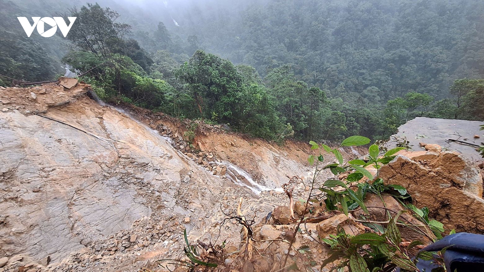 Mưa lớn kéo dài, đường lên Vườn quốc gia Bạch Mã sạt lở nghiêm trọng