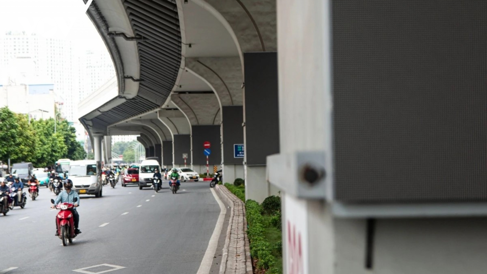 Hà Nội thí điểm lắp hơn 200 màn hình led dưới cầu cạn Vành đai 2