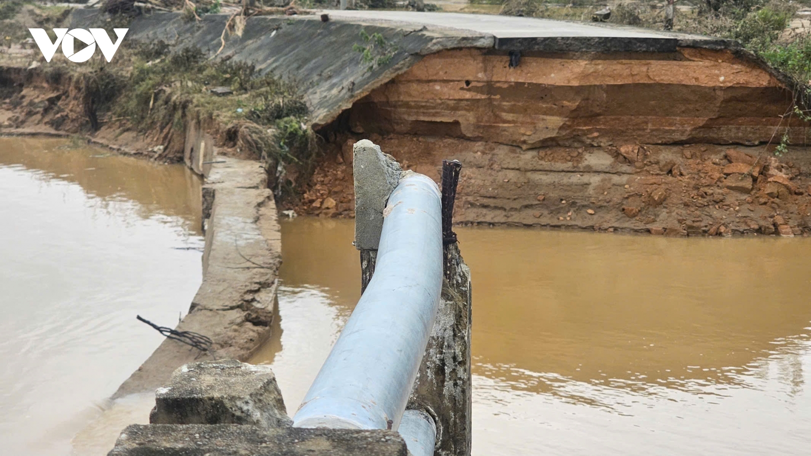 Sập mố cầu Bà Ngân bắc qua sông Thu Bồn, giao thông bị chia cắt