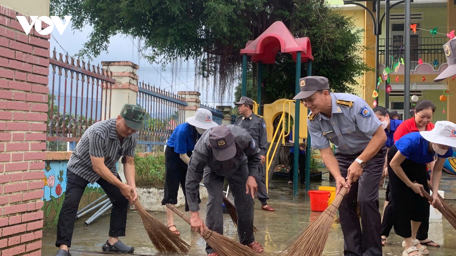 Chi đội Kiểm ngư số 4 tích cực hỗ trợ người dân khắc phục hậu quả mưa lũ