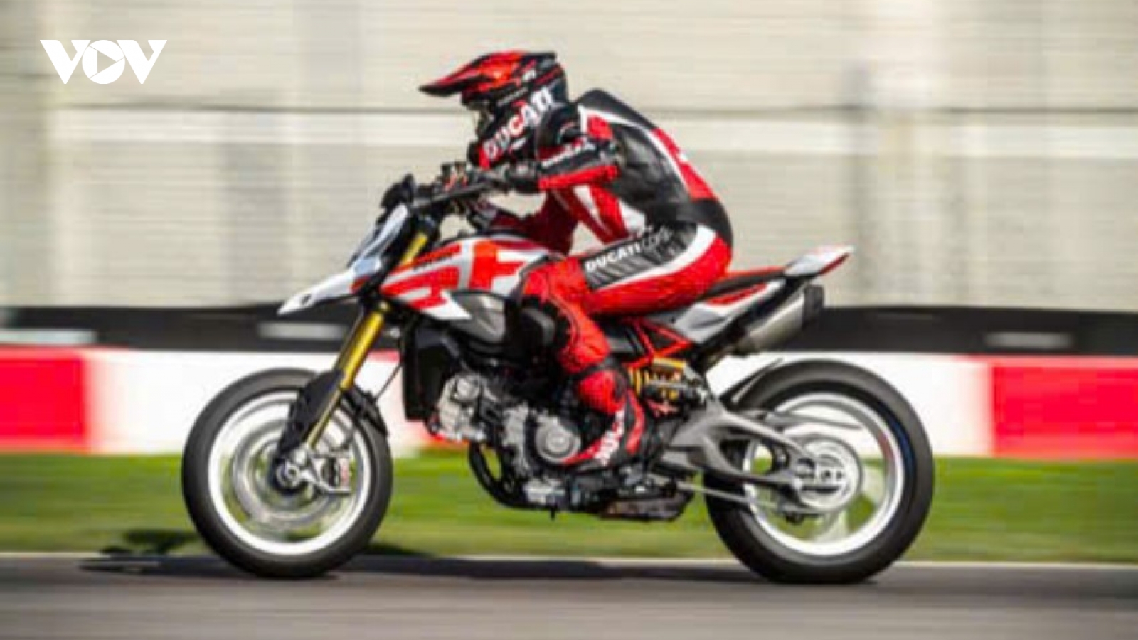 Ducati Hypermotard V2 2026 ra mắt: Nhẹ hơn, mạnh hơn và đậm chất motard