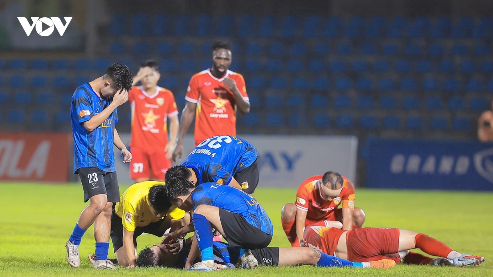 Trọng tài V-League sơ cứu giúp sao trẻ HAGL không cắn lưỡi