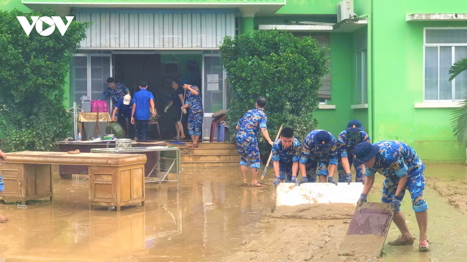 Bộ đội giúp dân dọn dẹp tại trạm y tế, khu dân cư, trường học sau mưa lũ