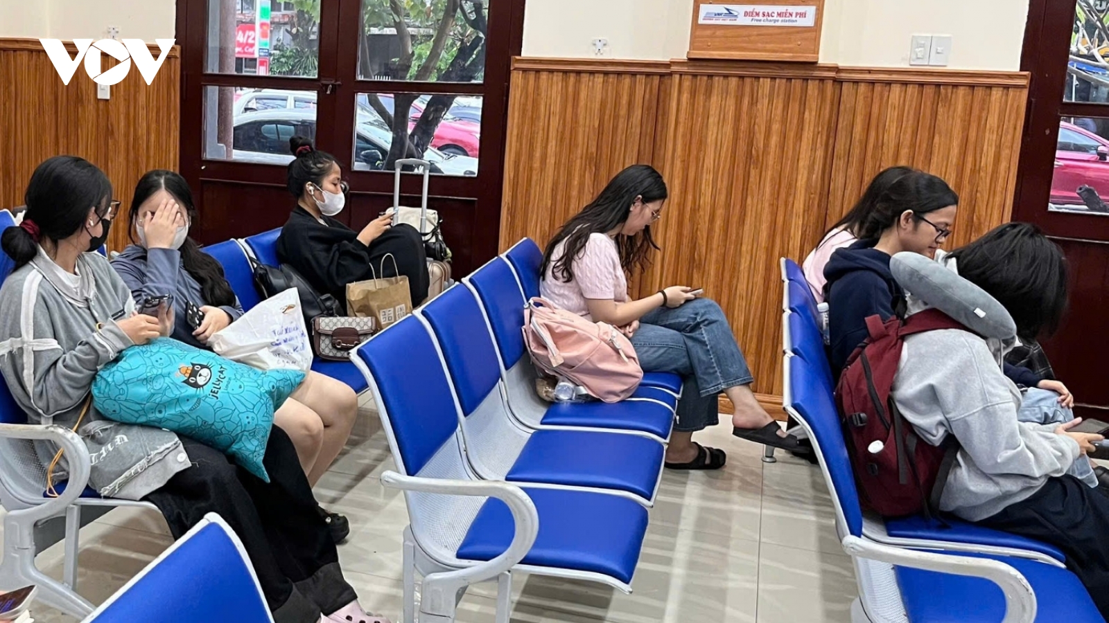 Ngành đường sắt hủy nhiều chuyến tàu Bắc - Nam do mưa lũ ở miền Trung