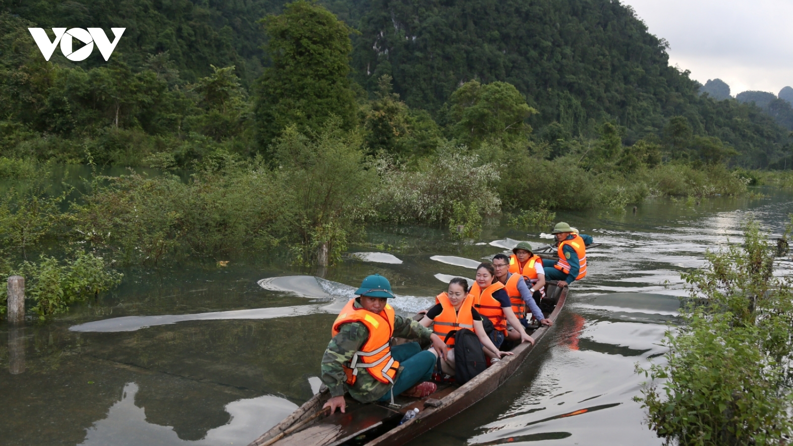 Cô giáo ẵm con nhỏ đi 3 lần đò vượt lũ vào cắm bản dạy học