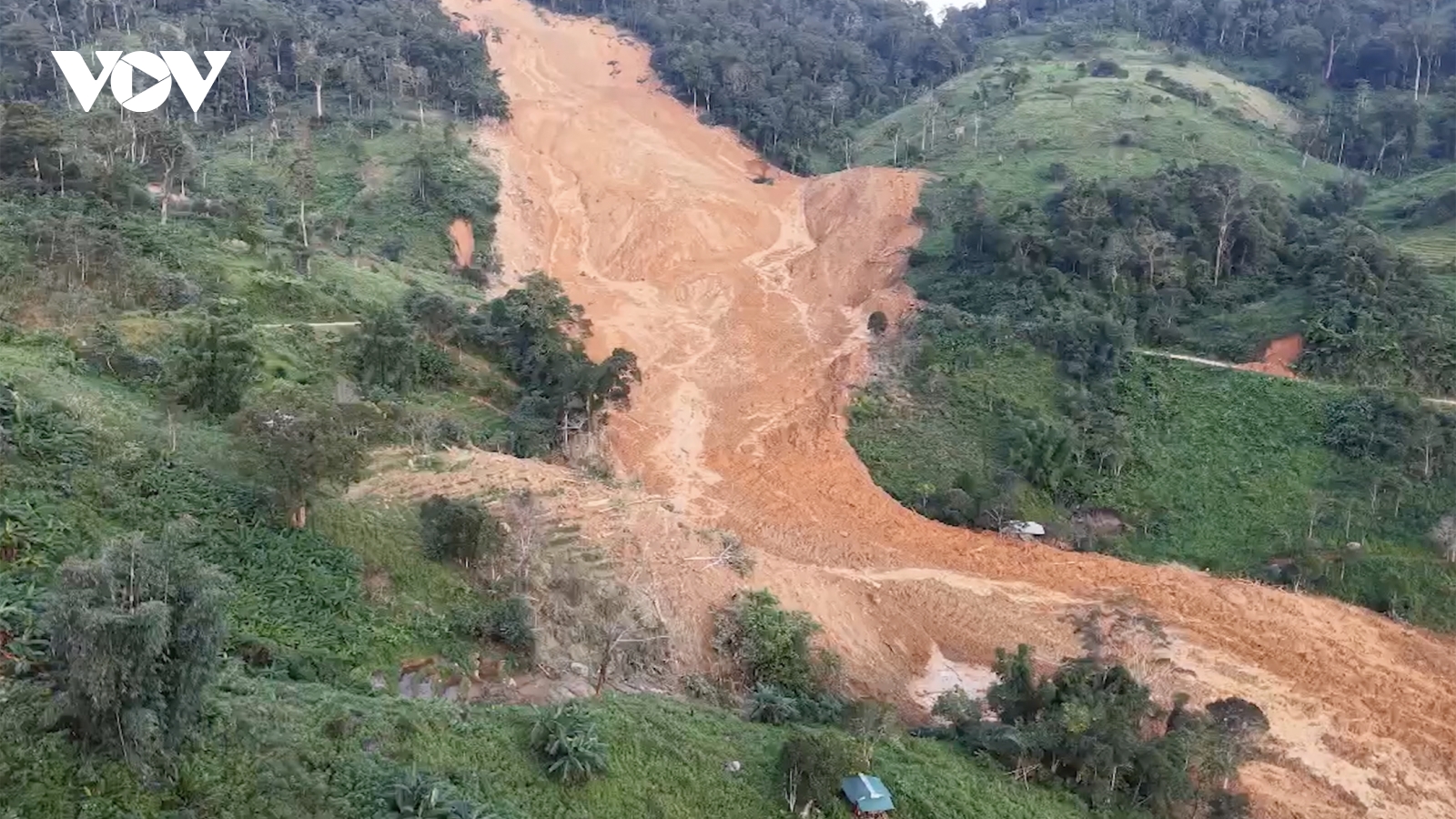 Sử dụng Flycam, chó nghiệp vụ tìm người mất tích do sạt lở núi ở Đà Nẵng