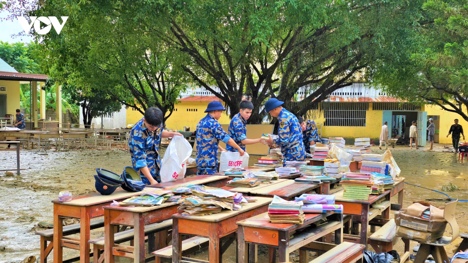 Học viên Hải quân “3 cùng” với dân sau lũ: “Giúp dân là mệnh lệnh từ trái tim"