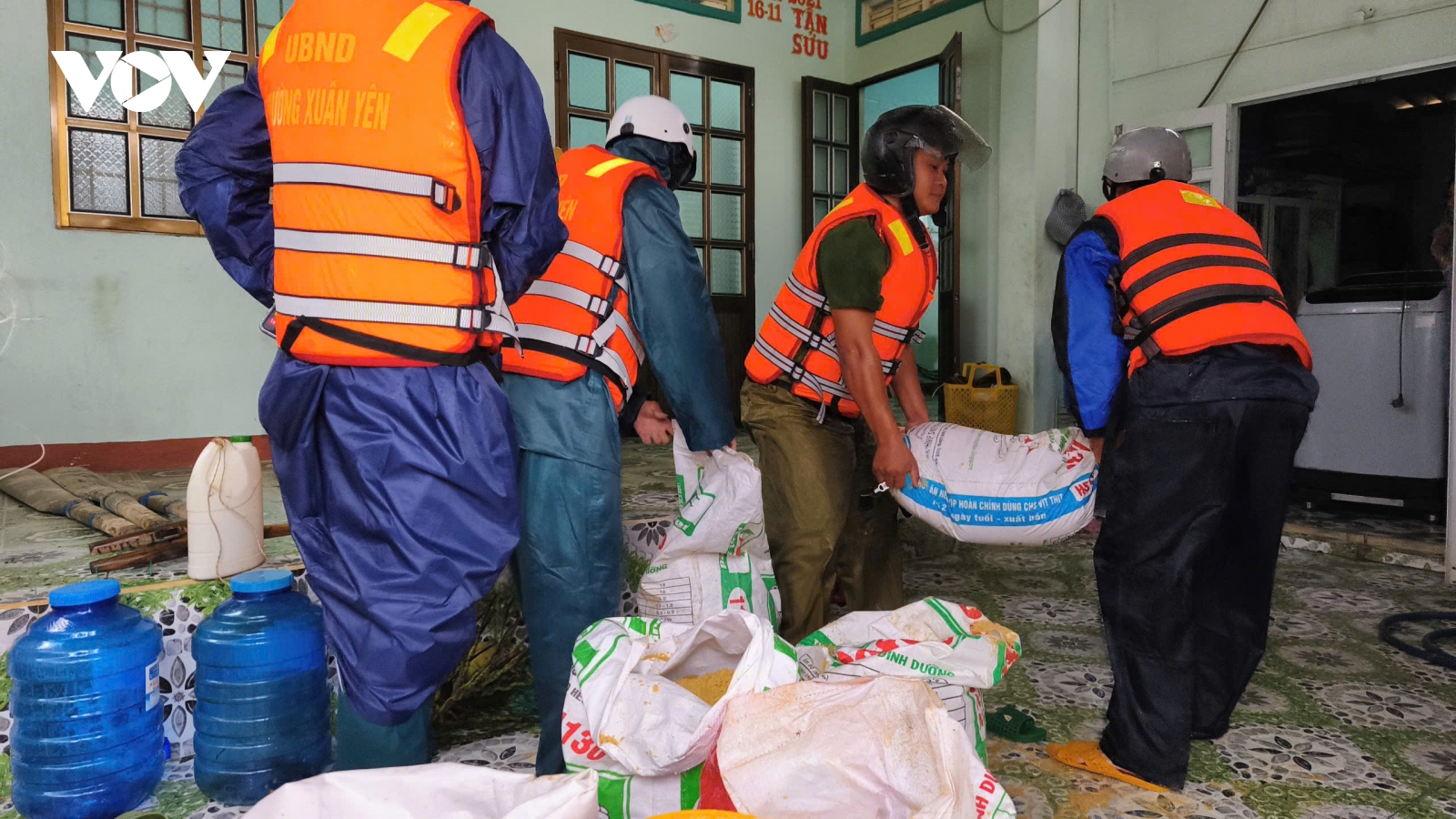 Ứng phó bão số 13: Miền Trung khẩn trương sơ tán dân, bảo đảm an toàn tuyệt đối