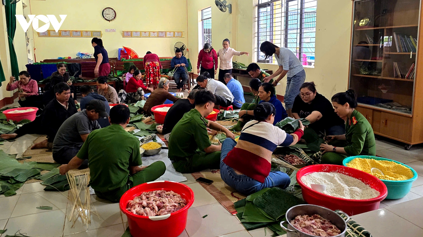 Người dân Đắk Lắk gói bánh tét, gửi nhu yếu phẩm hỗ trợ đồng bào vùng ngập lũ