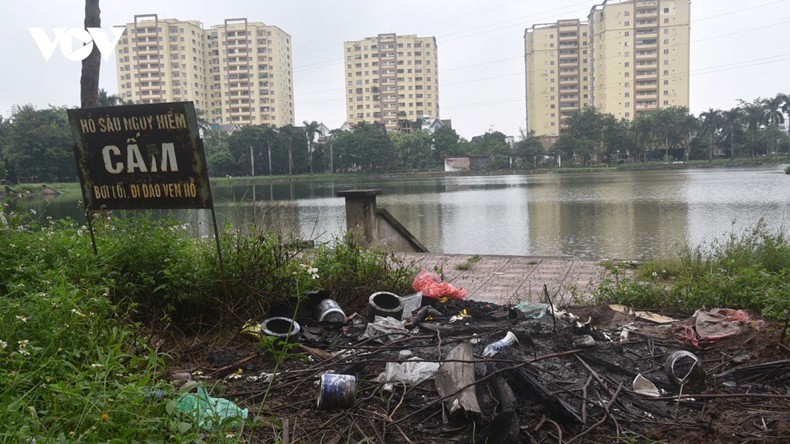 Công viên Vĩnh Hoàng bị "bỏ quên", cỏ mọc um tùm nhếch nhác giữa Hà Nội