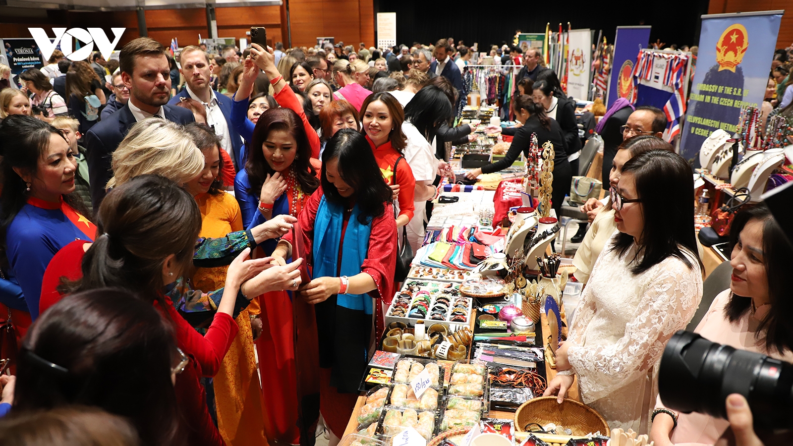 Lan tỏa các giá trị nhân văn qua Hội chợ từ thiện Quốc tế 2025 tại Séc