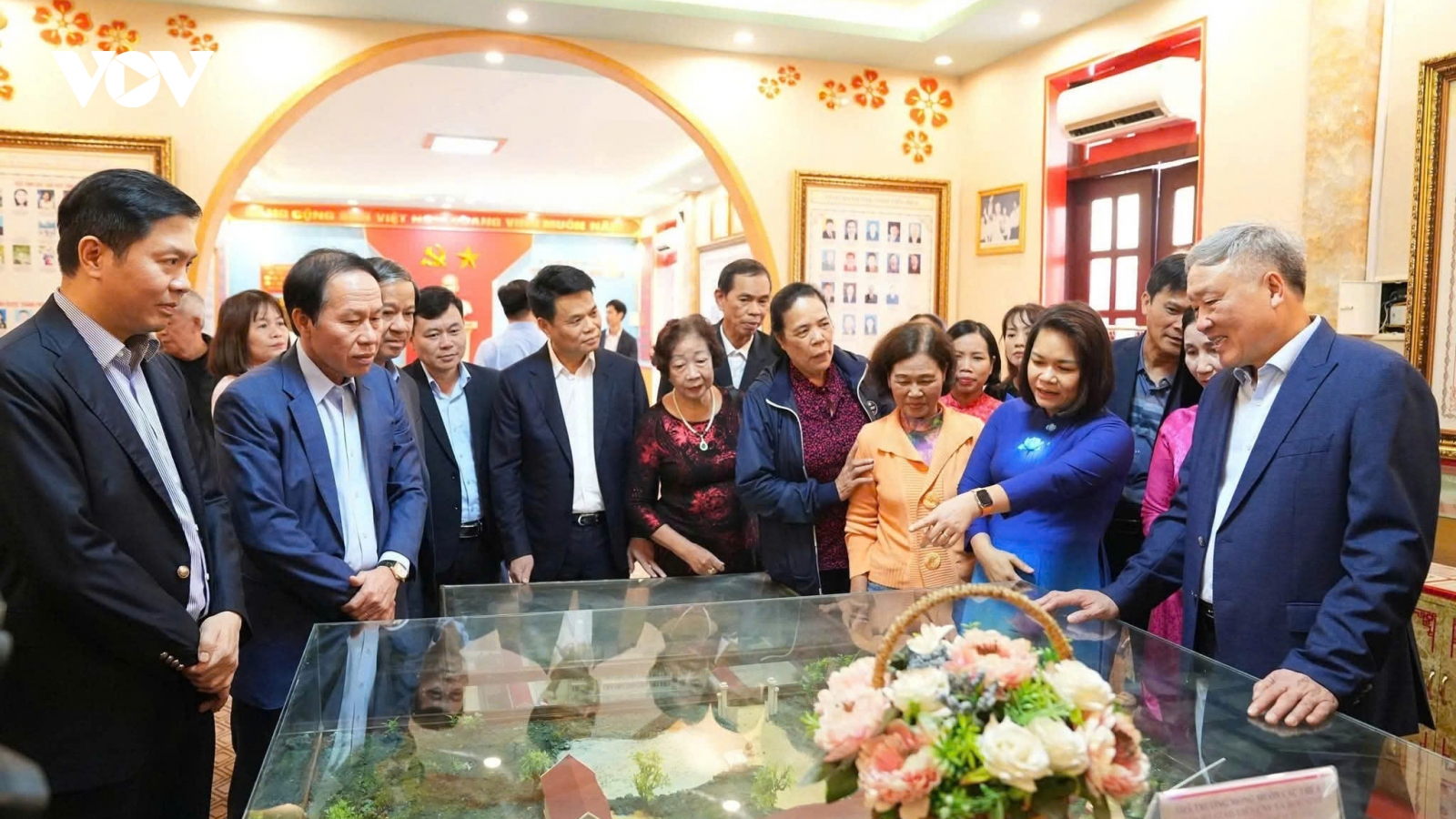 Phó Thủ tướng thường trực Nguyễn Hòa Bình thăm trường THPT Kiến An