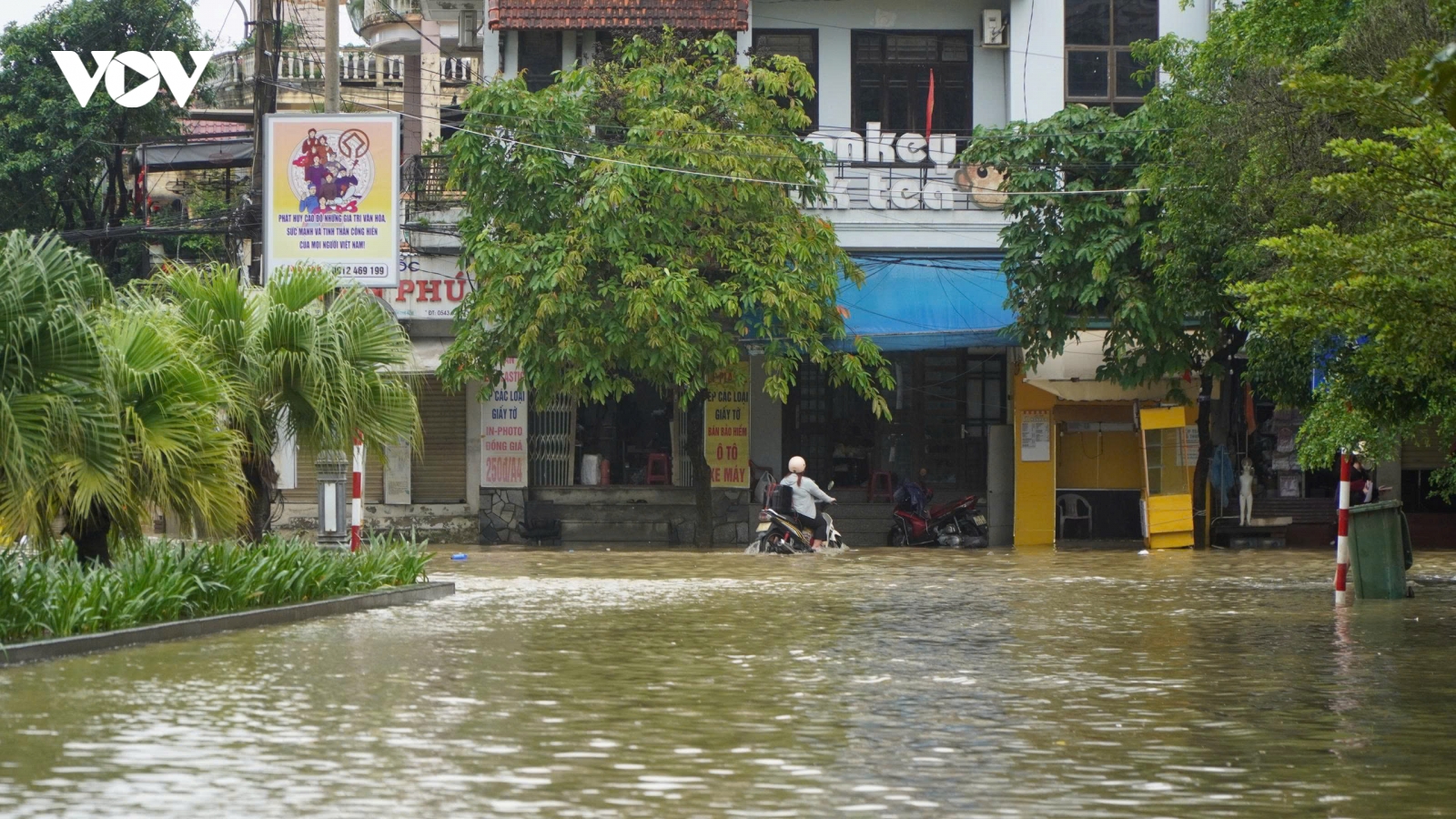 Mưa lớn gây ngập lụt trở lại, nhiều tuyến đường ở Huế bị sạt lở và ách tắc
