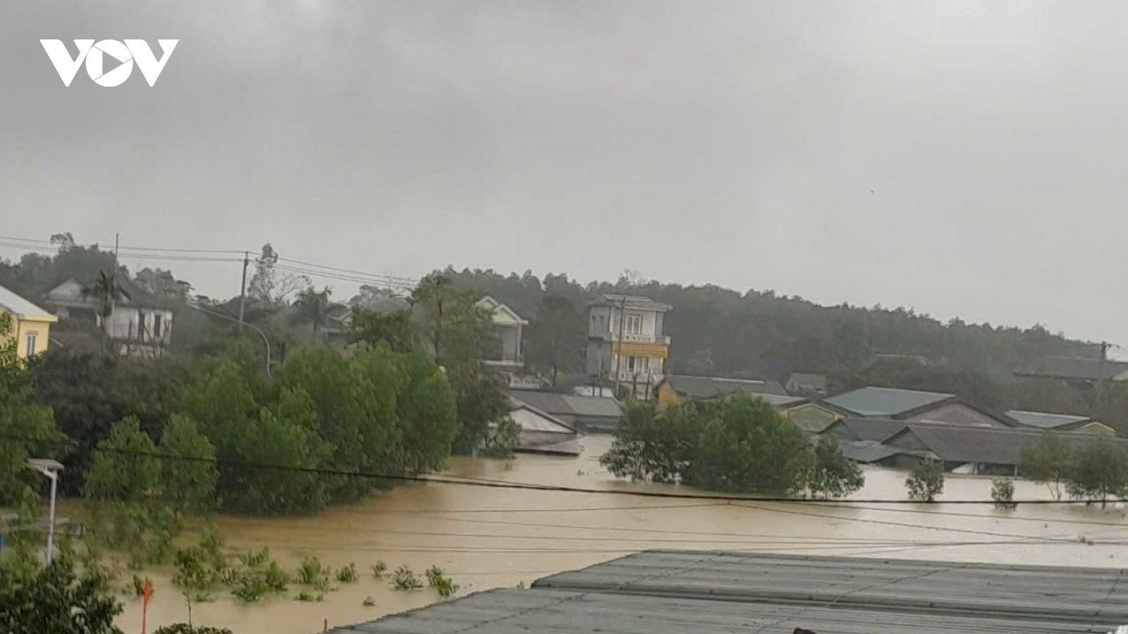 Mưa lớn, hàng trăm ngôi nhà ở Huế bị ngập, nhiều tuyến giao thông tê liệt