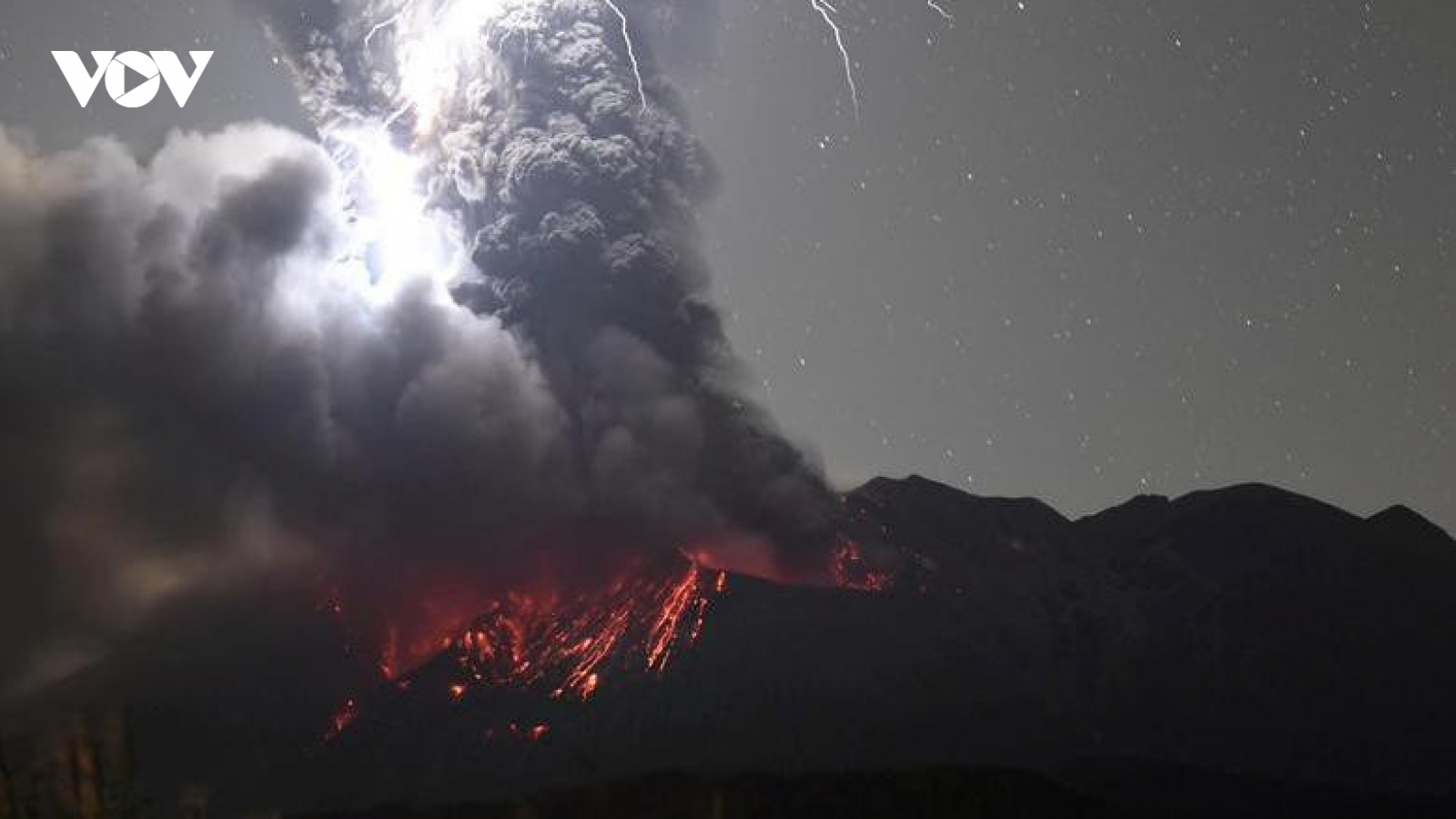 Nhật Bản: Núi lửa Sakurajima phun trào dữ dội – hàng chục chuyến bay bị hủy