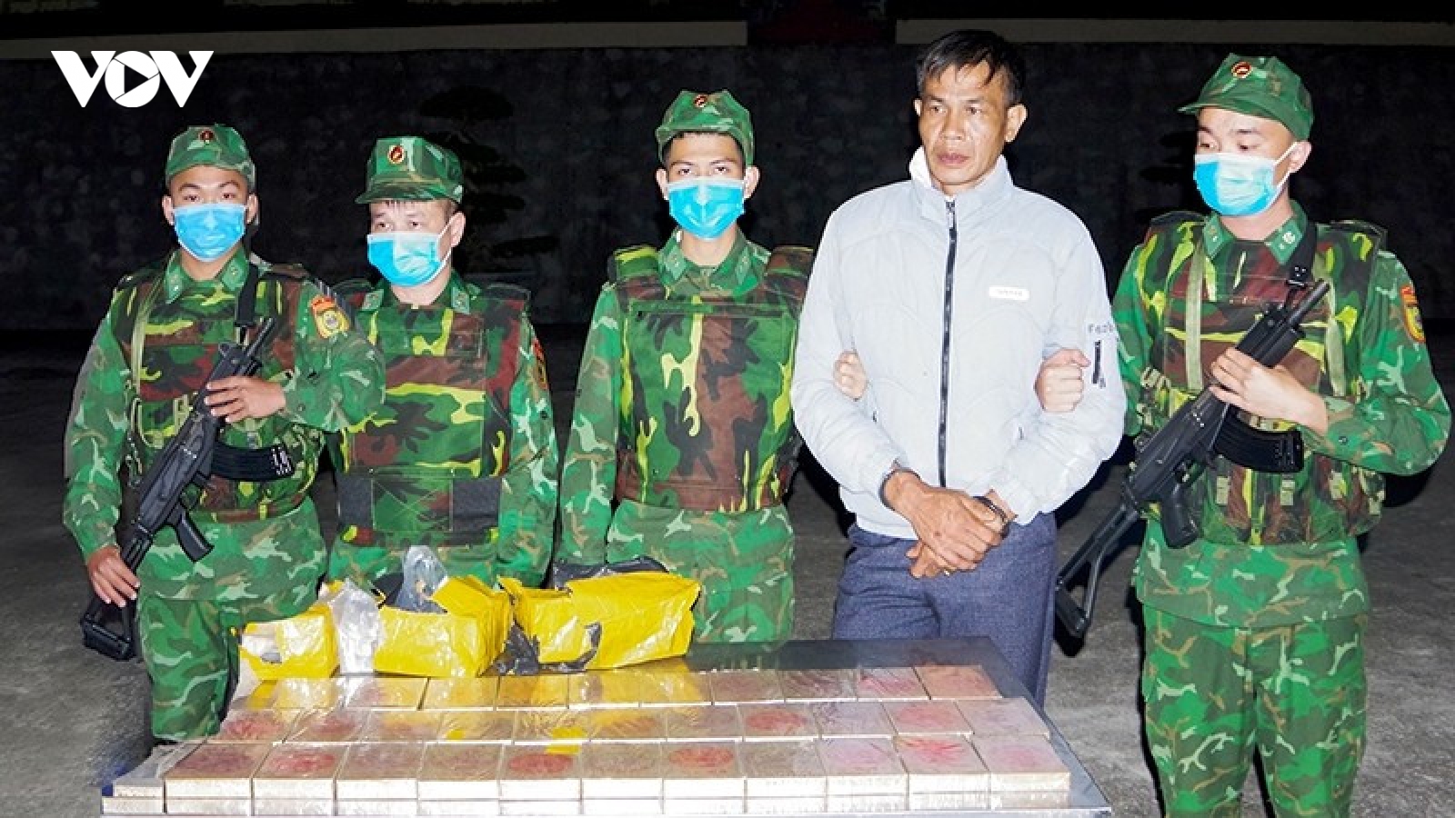 Biên phòng Thanh Hóa bắt đối tượng vận chuyển 32 bánh heroin