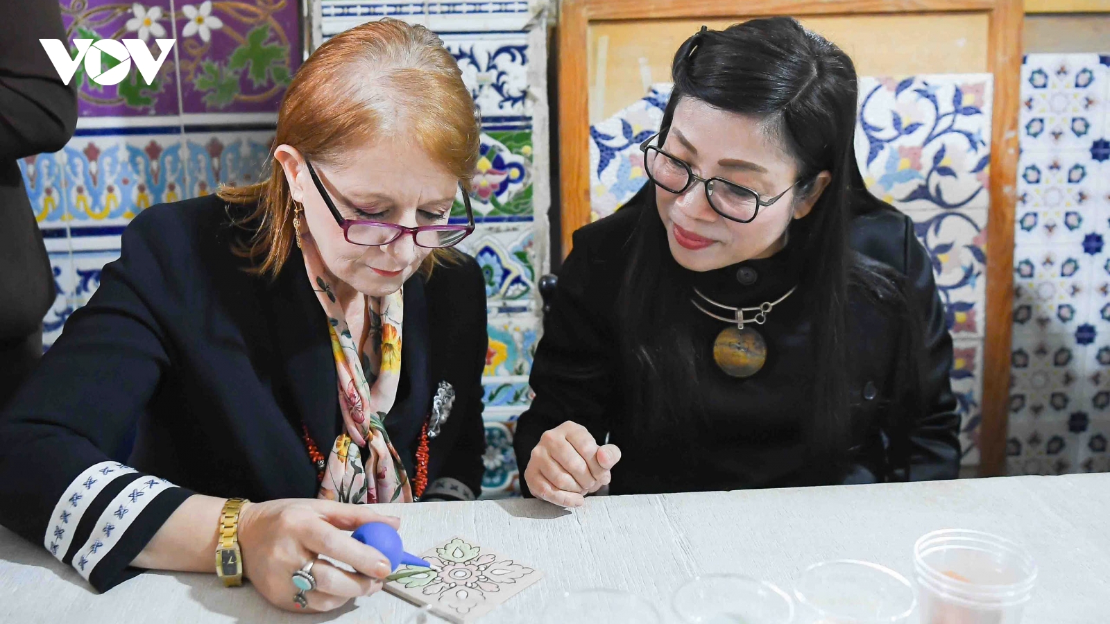 Phu nhân Thủ tướng thăm và tặng quà các em nhỏ có hoàn cảnh đặc biệt tại Algeria