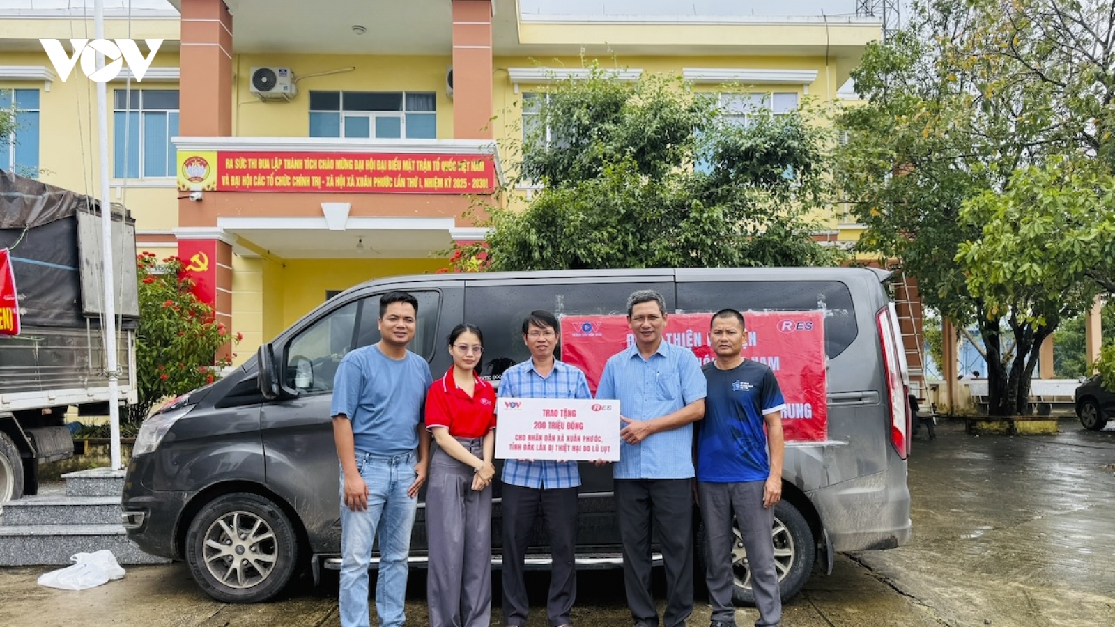 Báo Điện tử Tiếng nói Việt Nam và Tập đoàn Res trao quà cứu trợ tại xã Xuân Phước (Phú Yên cũ)