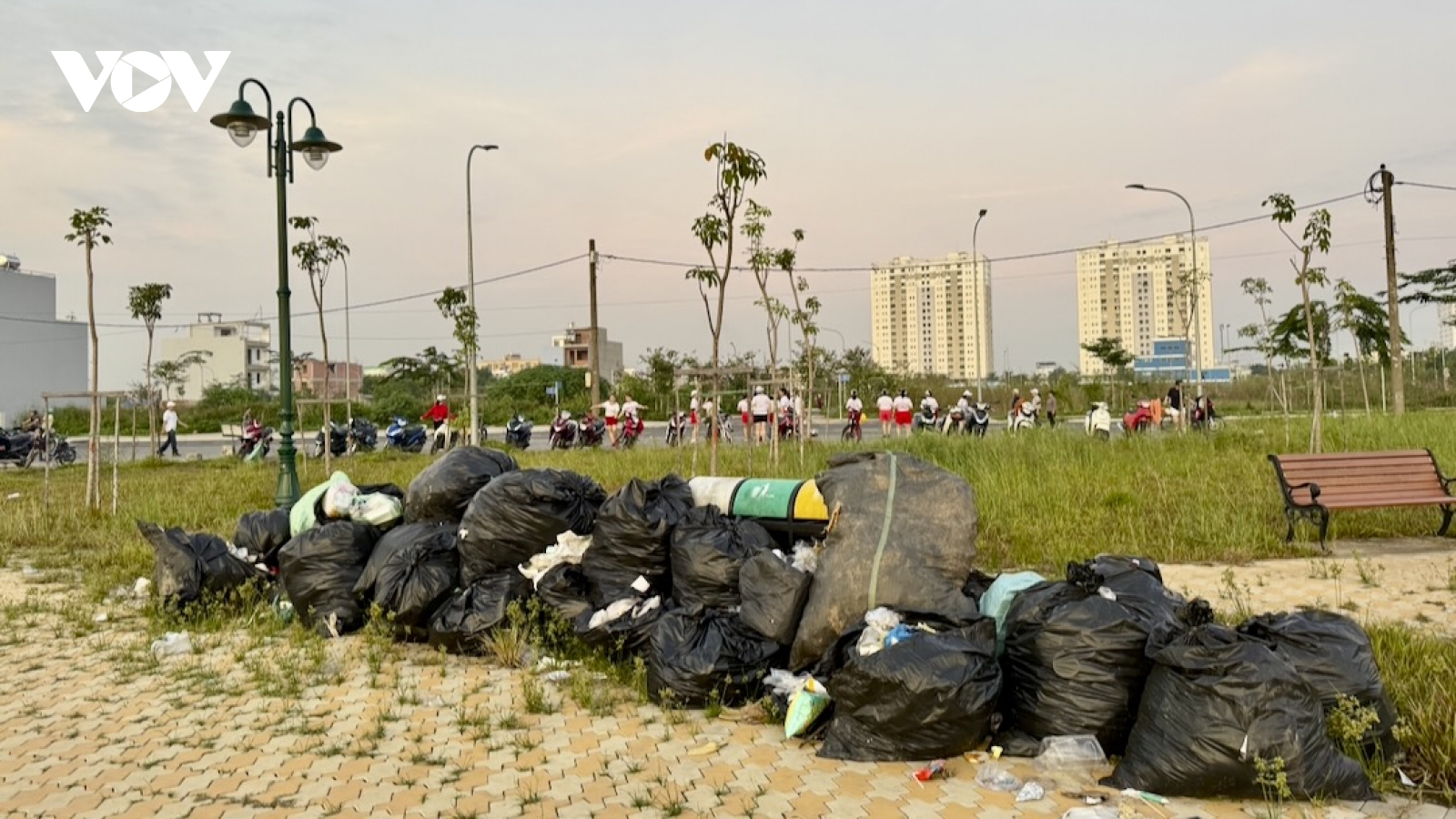 Công viên tiền tỷ xuống cấp, thành bãi rác lớn giữa khu dân cư ở TP.HCM
