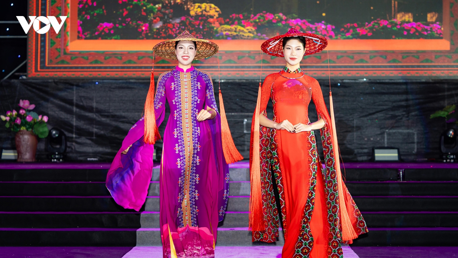 Áo dài “Hương sắc Việt Nam”: Vẻ đẹp di sản được đánh thức qua từng nếp lụa