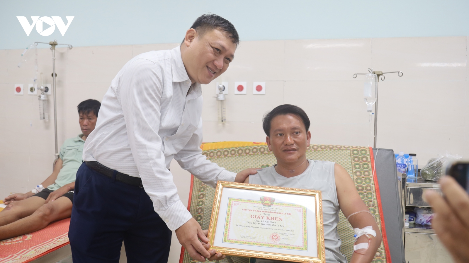 Khen thưởng 2 người dân và chủ tàu ở Lý Sơn dũng cảm cứu người