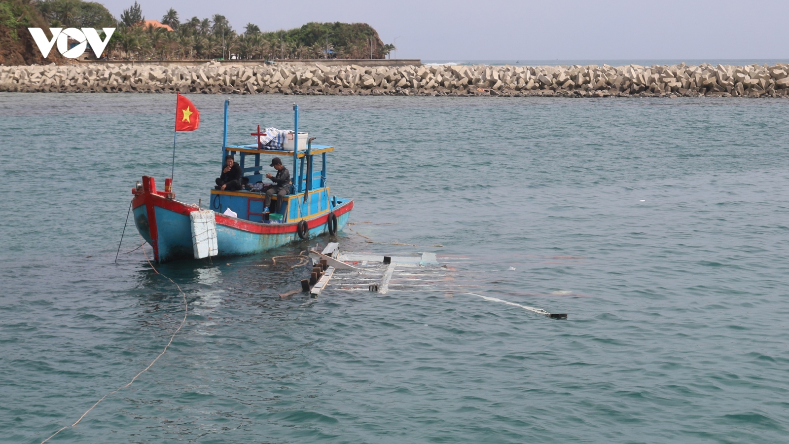 Trục vớt con tàu chìm và câu chuyện sinh tử giữa biển Lý Sơn