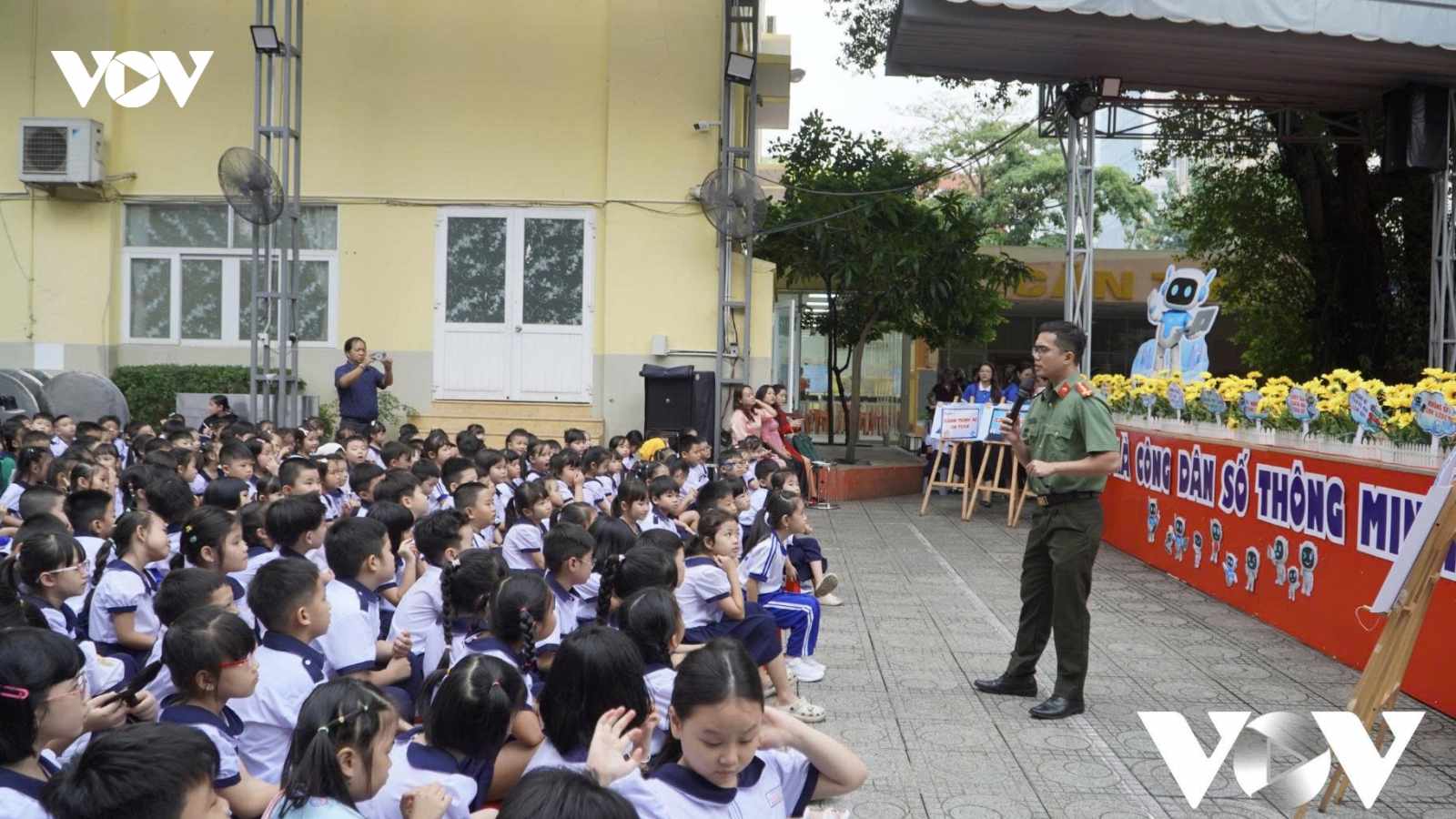 Để trẻ em “không một mình” trên không gian mạng